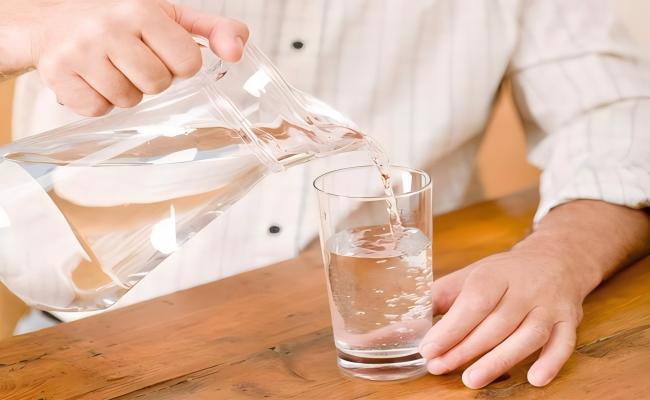 什么时间血液最黏稠？医生提醒：两个时间多喝水，或有助疏通血管